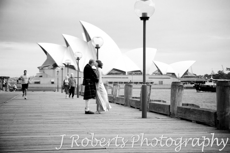 Couple kissing in front of the Sydney Opera House - wedding photography sydney